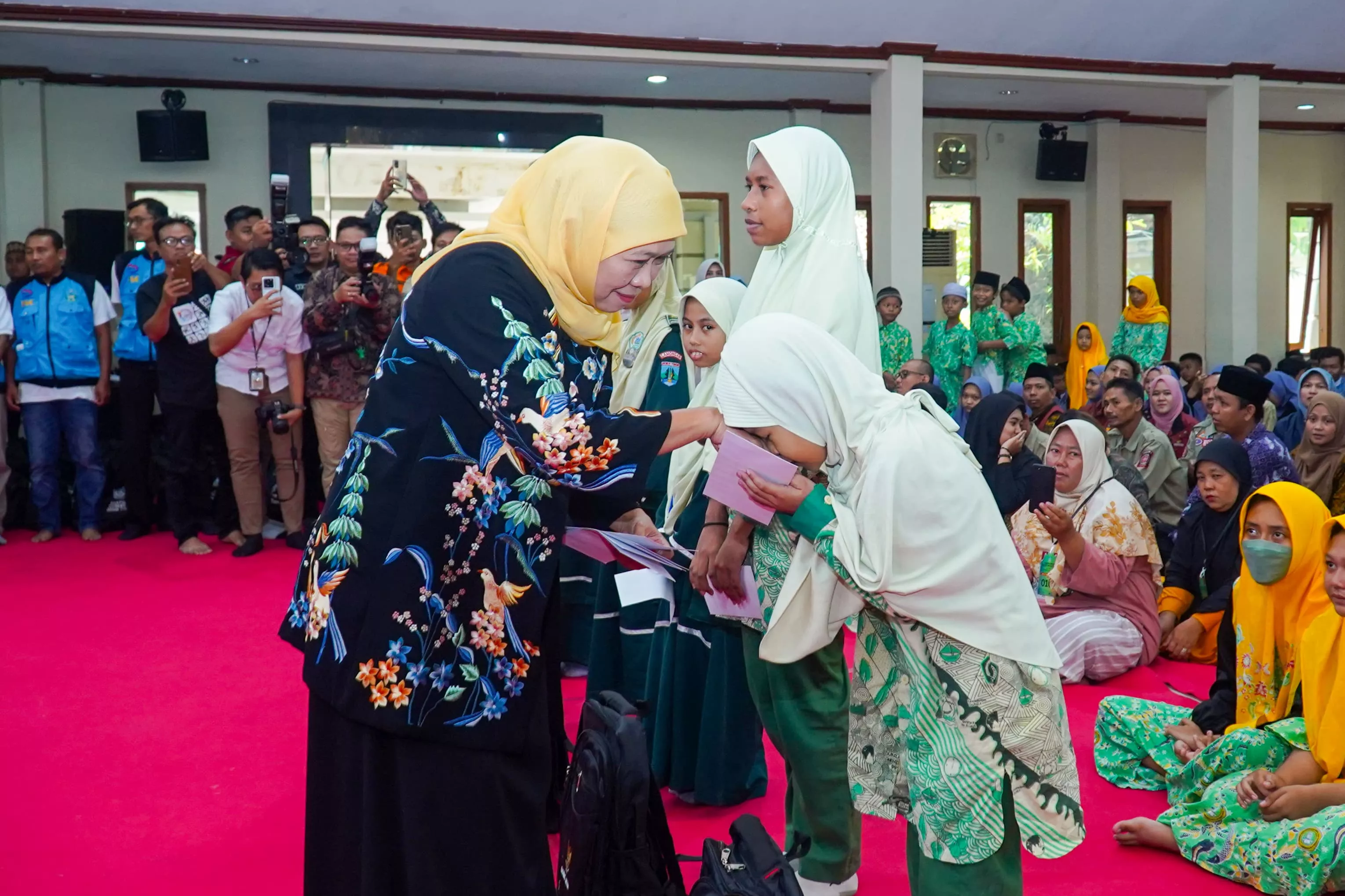 Pesan Khofifah kepada 800 Anak Yatim se-Lamongan: Hormati Orang Tua dan Optimis Jangan Mudah Menyerah