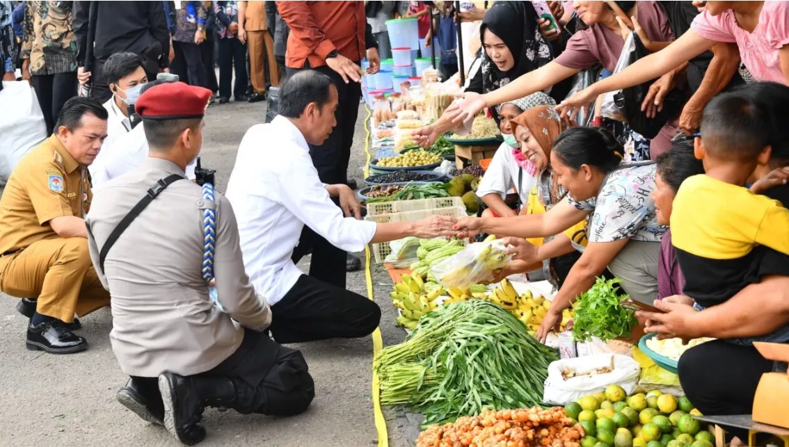 Kunjungi Pasar Muara Bungo, Presiden Tekankan Pentingnya Revitalisasi Pasar