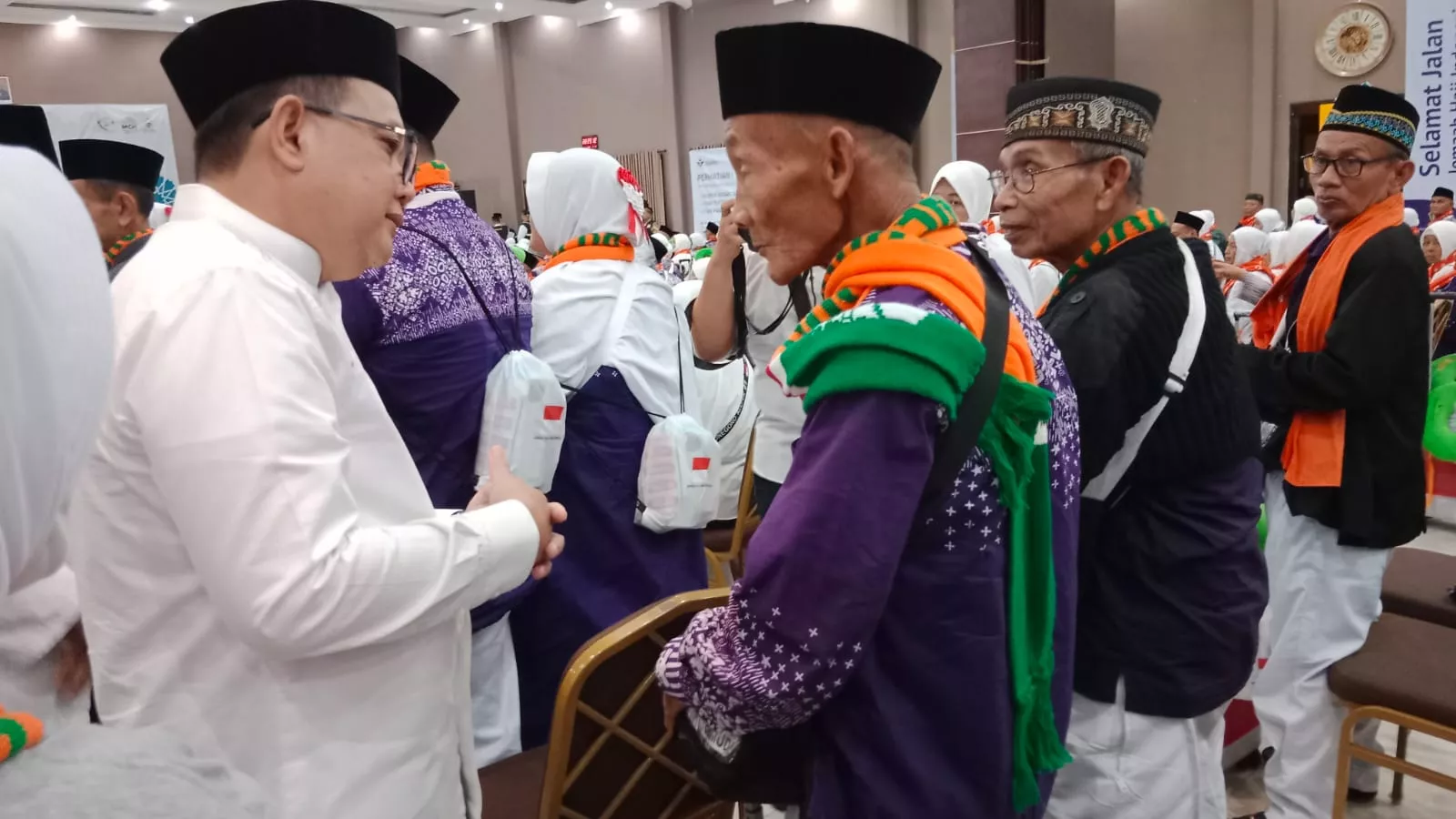 Pj. Gubernur Adhy Lepas 366 Jemaah Haji Kloter Pertama Embarkasi Surabaya, Pesankan Jaga Ketahanan Fisik dan Mental