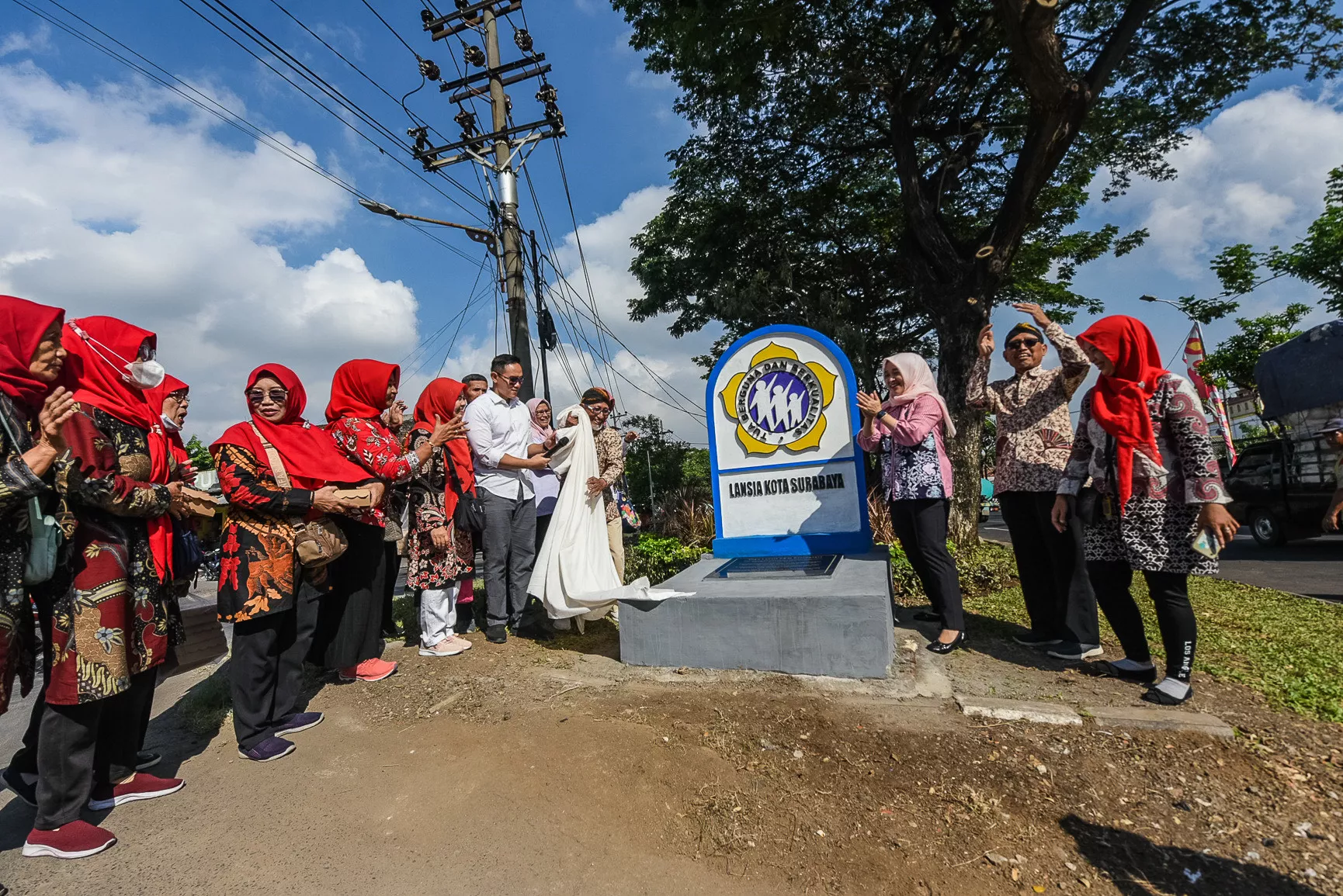 Wali Kota Surabaya Resmikan Tugu Lansia di Kelurahan Balongsari pada Peringatan Hari Lanjut Usia Nasional 2024