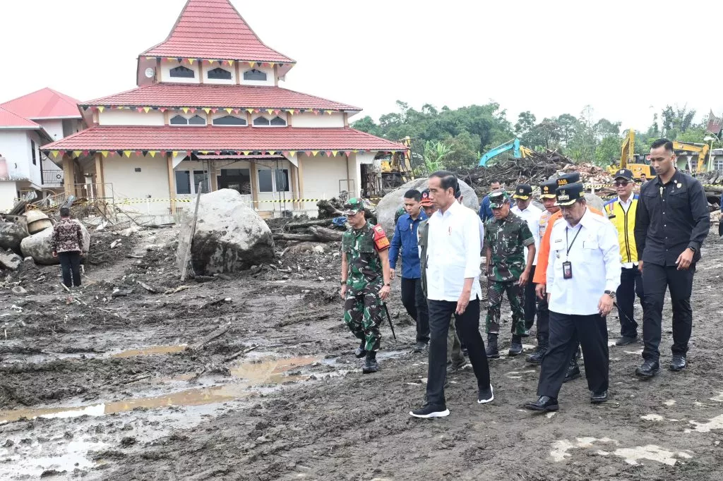 Tinjau Posko Pengungsi di Agam, Presiden Jokowi Serahkan Bantuan bagi Warga Terdampak Bencana