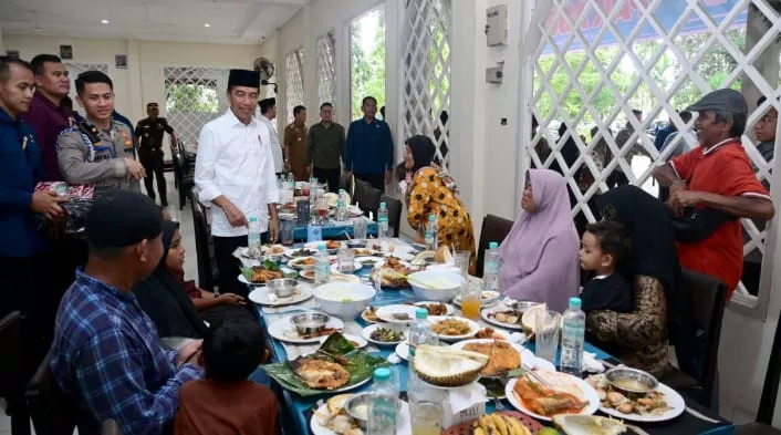 Presiden Joko Widodo Makan Siang Bersama Warga Usai Salat Jumat di Kampar