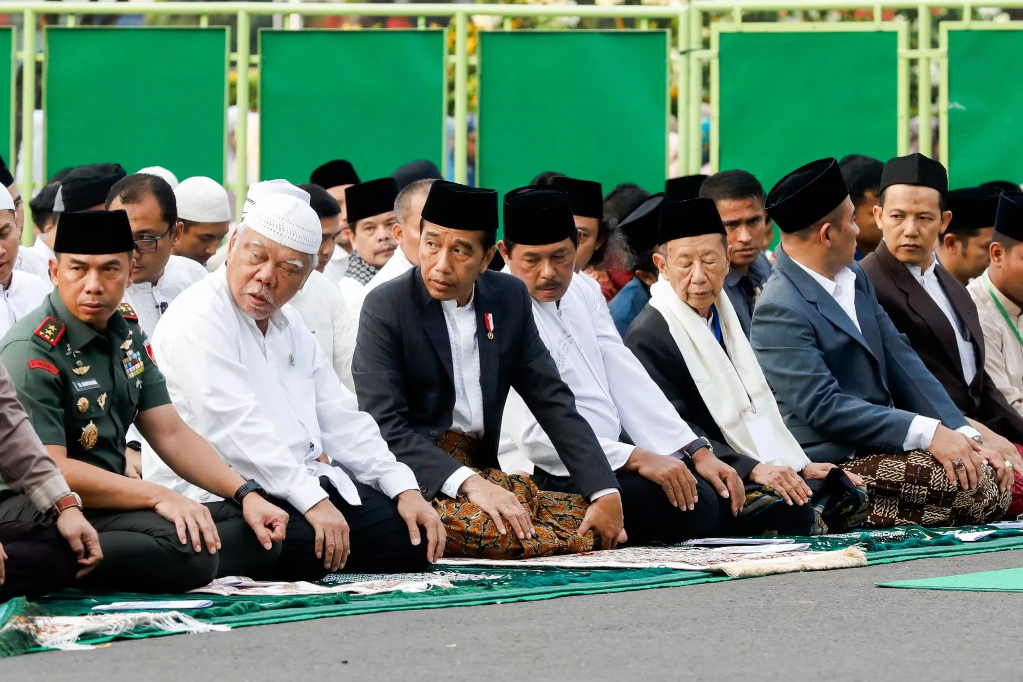 Salat Iduladha di Simpanglima: Presiden Jokowi dan Pj Gubernur Jateng Nana Sudjana Serahkan Hewan Kurban