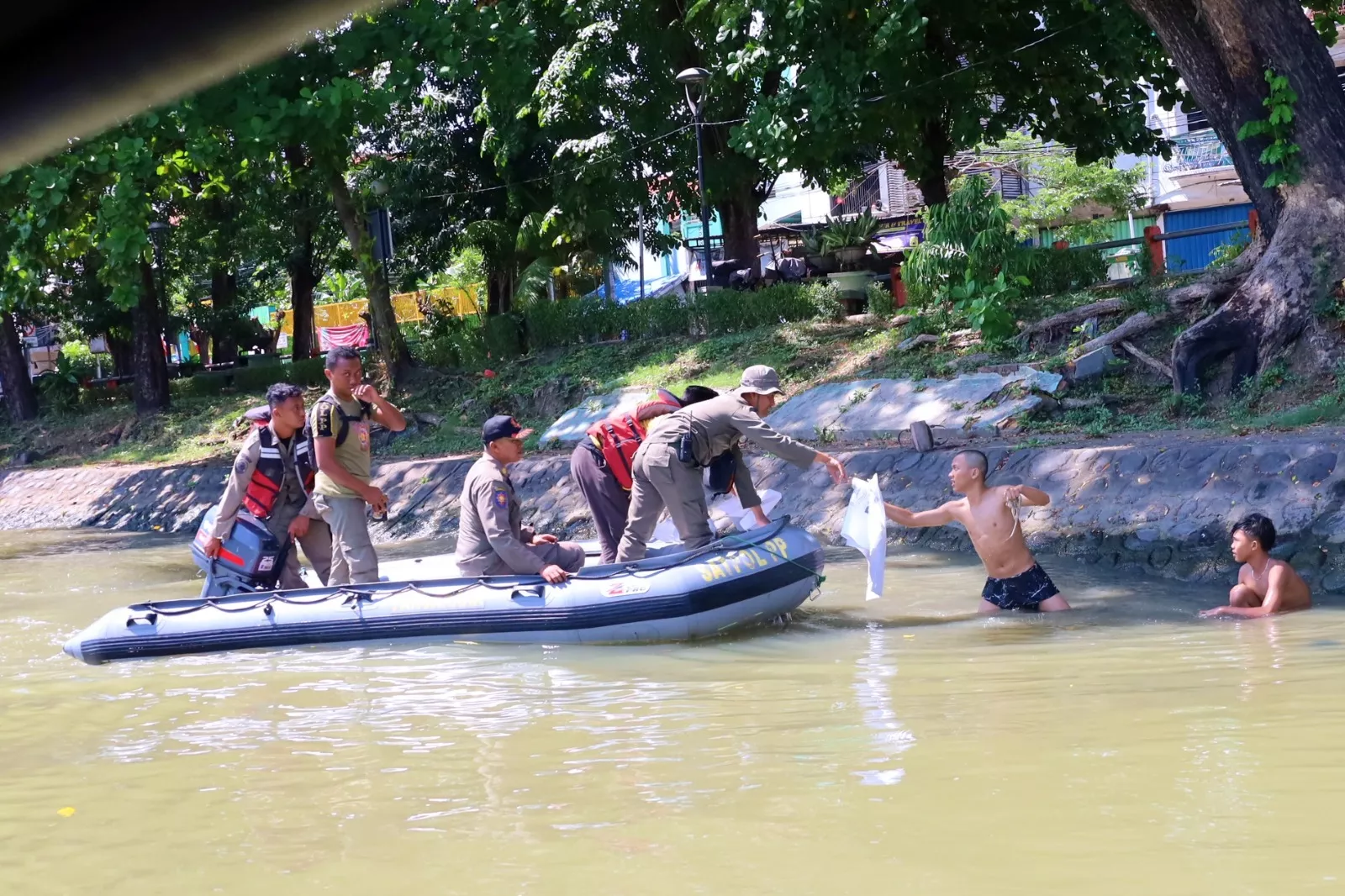 Cegah Warga Membuang Limbah Rumen dan Kotoran Hewan Kurban, Pemkot Surabaya Gelar Giat Pengawasan Susur Sungai di Kalimas