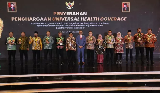 Pemkot Surabaya Raih Penghargaan Universal Health Coverage (UHC) Award 2024