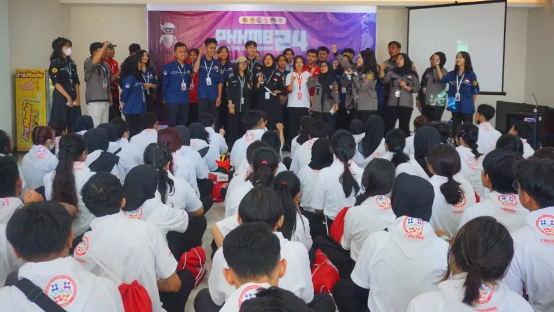 Manfaatkan Teknologi Terkini, Mahasiswa FIB Untag Surabaya Buat Gelang Dilengkapi Kode QR