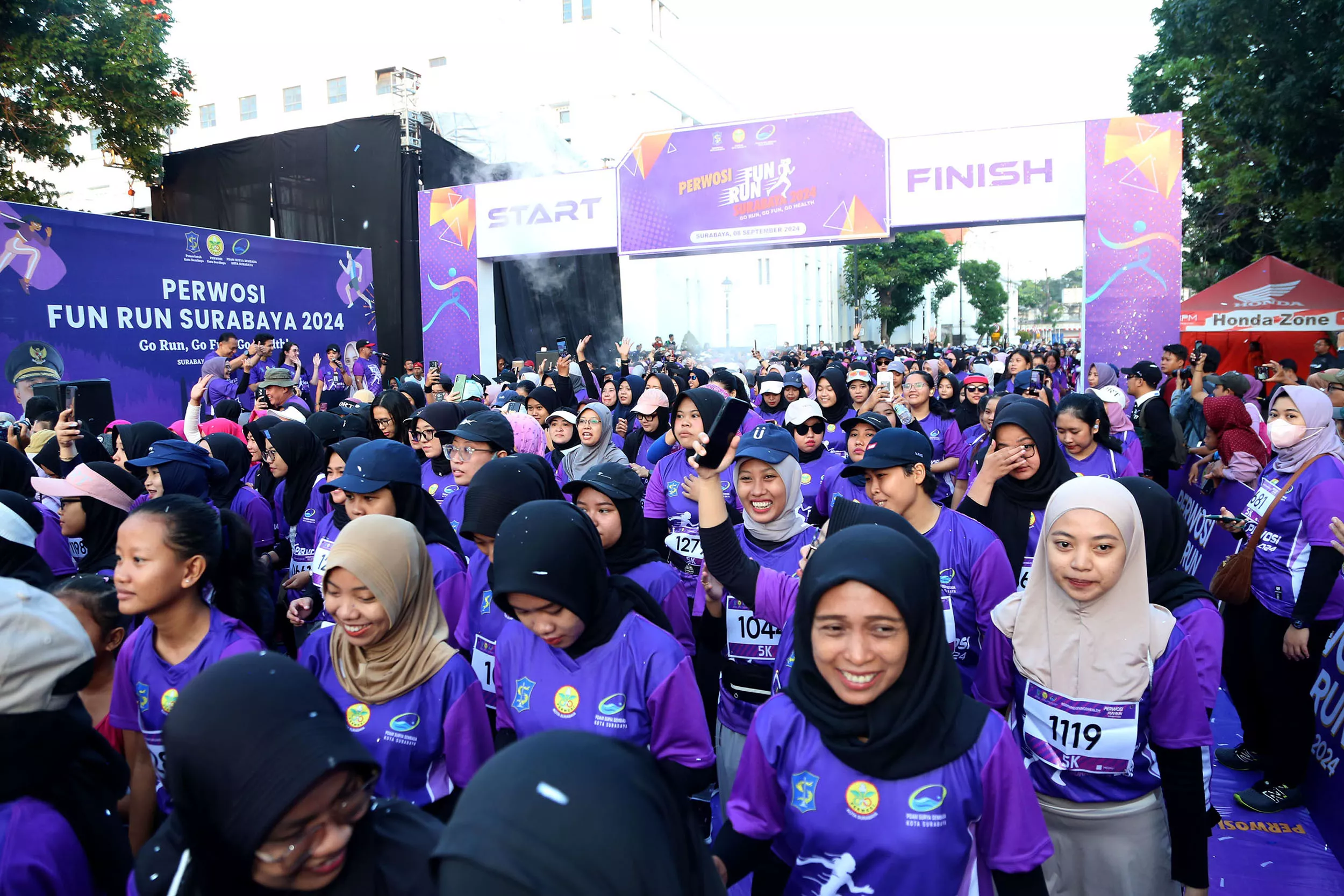 Ribuan Pelari Ramaikan 'Perwosi Fun Run Surabaya 2024' di Kawasan Wisata Kota Lama