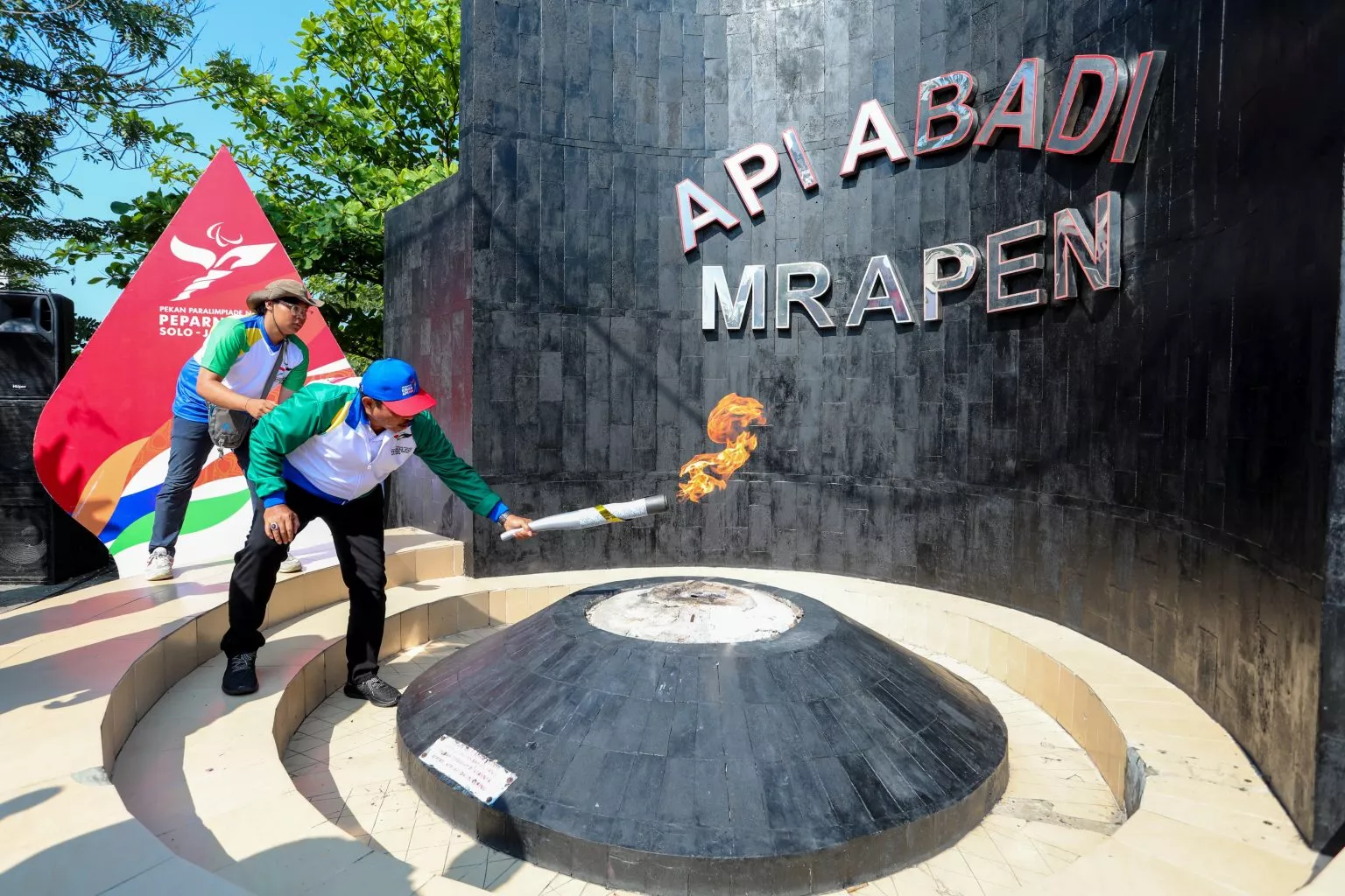 Pj Gubernur Jateng Nana Sudjana Lepas Api Abadi Mrapen untuk Torch Relay Peparnas XVII 2024