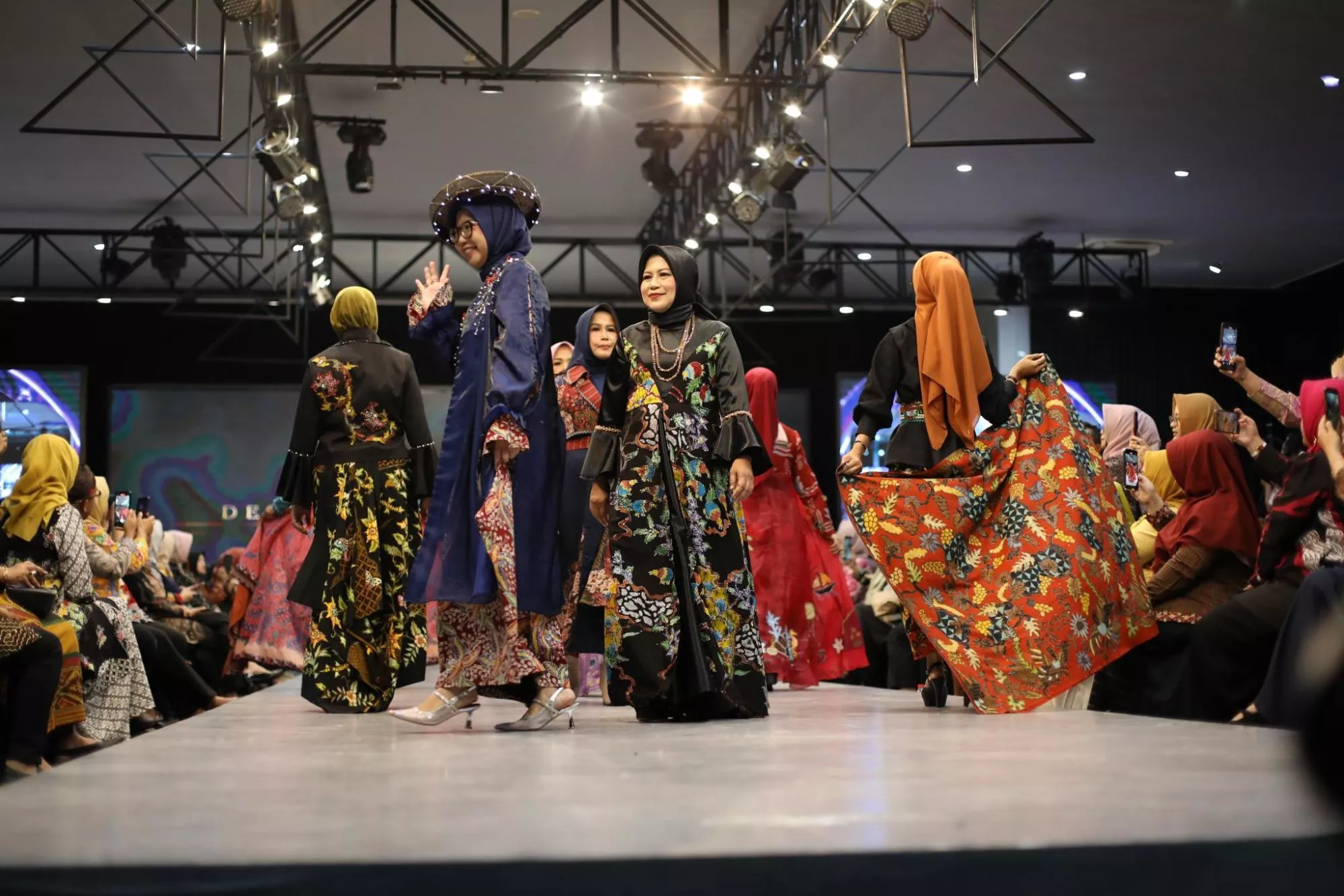 Batik Nusantara: Peragaan Busana di Semarang, Ajang Promosi dan Pelestarian Kain Tradisional