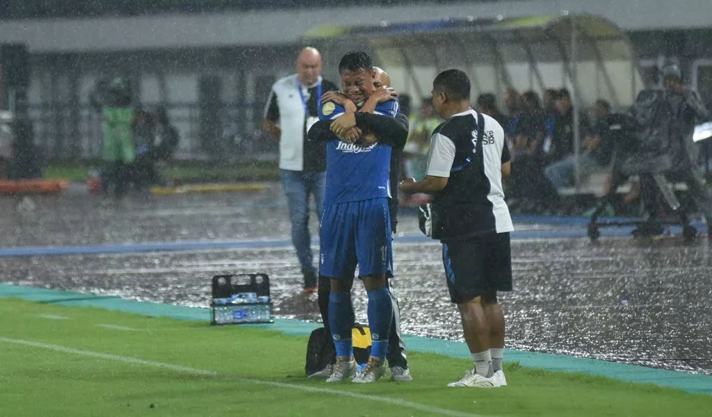 Gelandang PERSIB Dedi Kusnandar Cedera, Digantikan Adam Alis pada Menit ke-12 Pertandingan Melawan Borneo FC