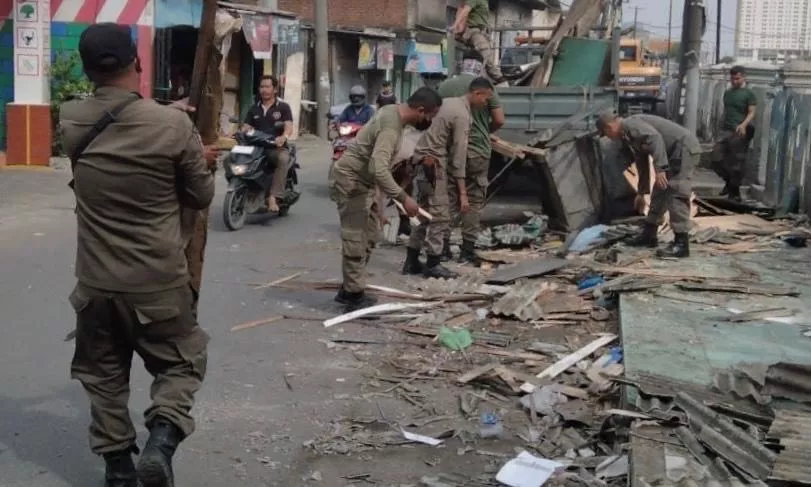 Satpol PP Surabaya Tertibkan Belasan Bangunan Liar di Bawah Flyover Tambak Mayor