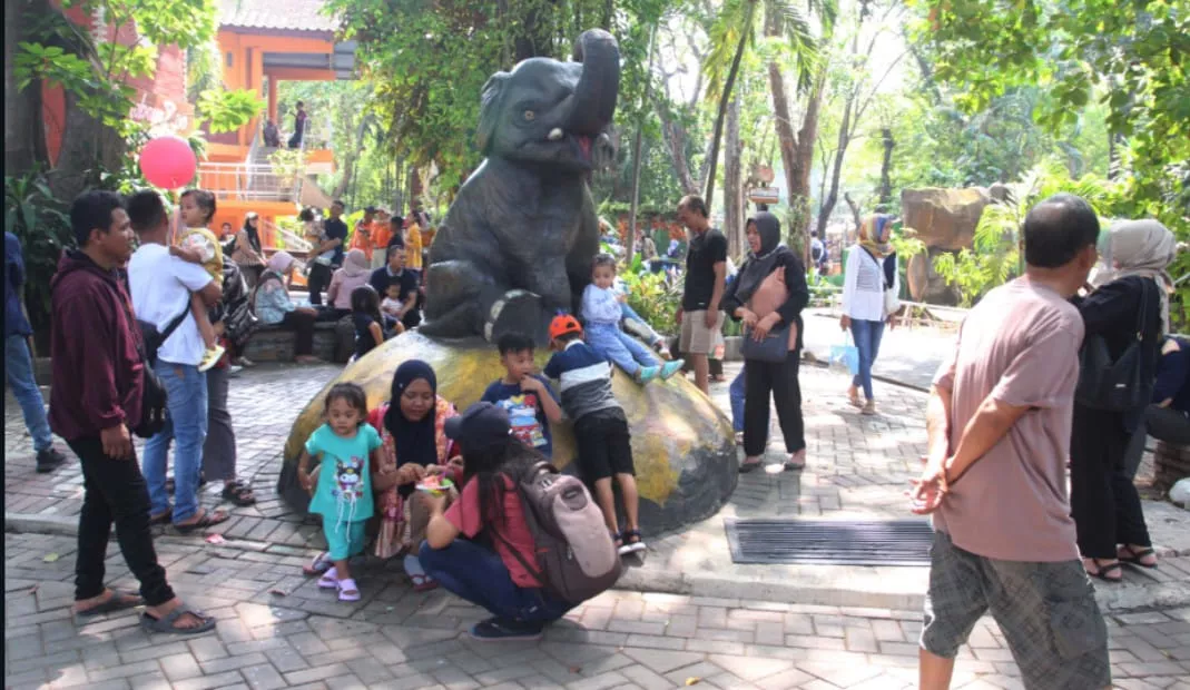 Kebun Binatang Surabaya Jadi Magnet Wisata Long Weekend Isra Mikraj dan Imlek 2025