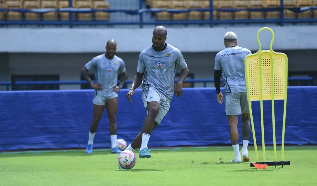PERSIB Bandung Rekrut Ahmad Agung sebagai Gelandang Baru: Bojan Hodak Tegaskan Kebijakan Transfer Bijak