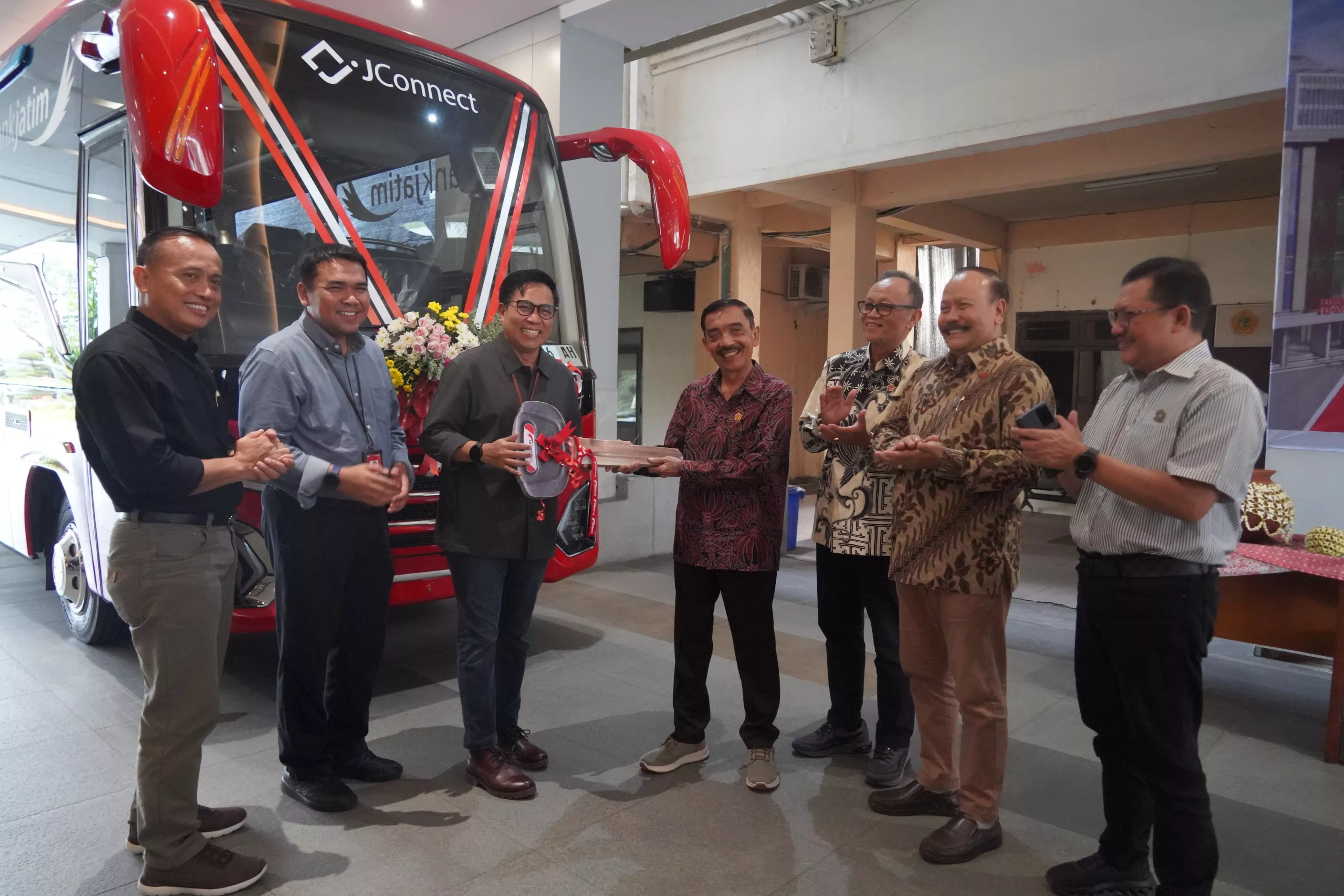 Bank Jatim Serahkan Satu Unit Armada Bus Ke Untag Surabaya