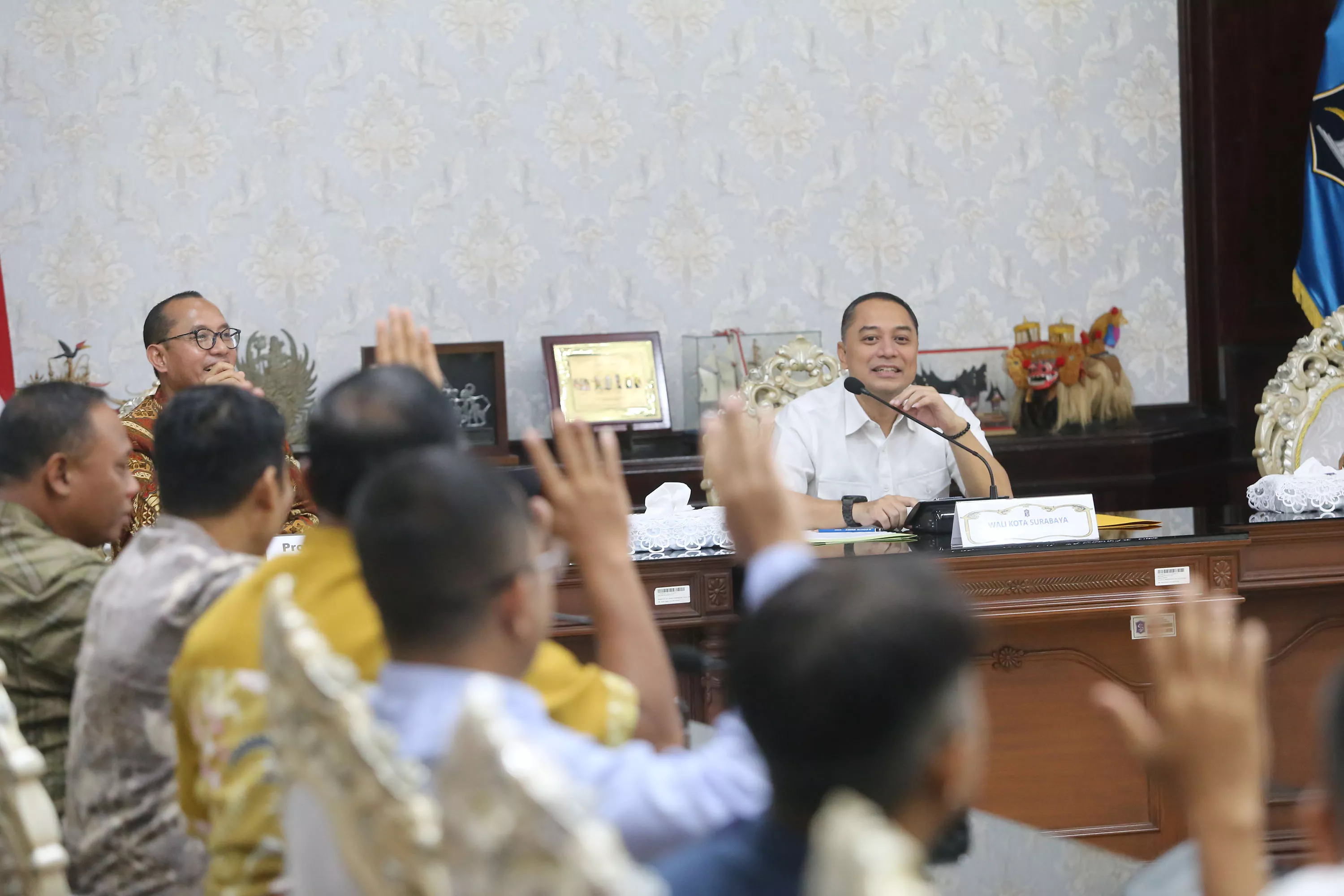 Wali Kota Eri Cahyadi Tantang Camat Surabaya: Tangani Masalah Warga atau Gagal!