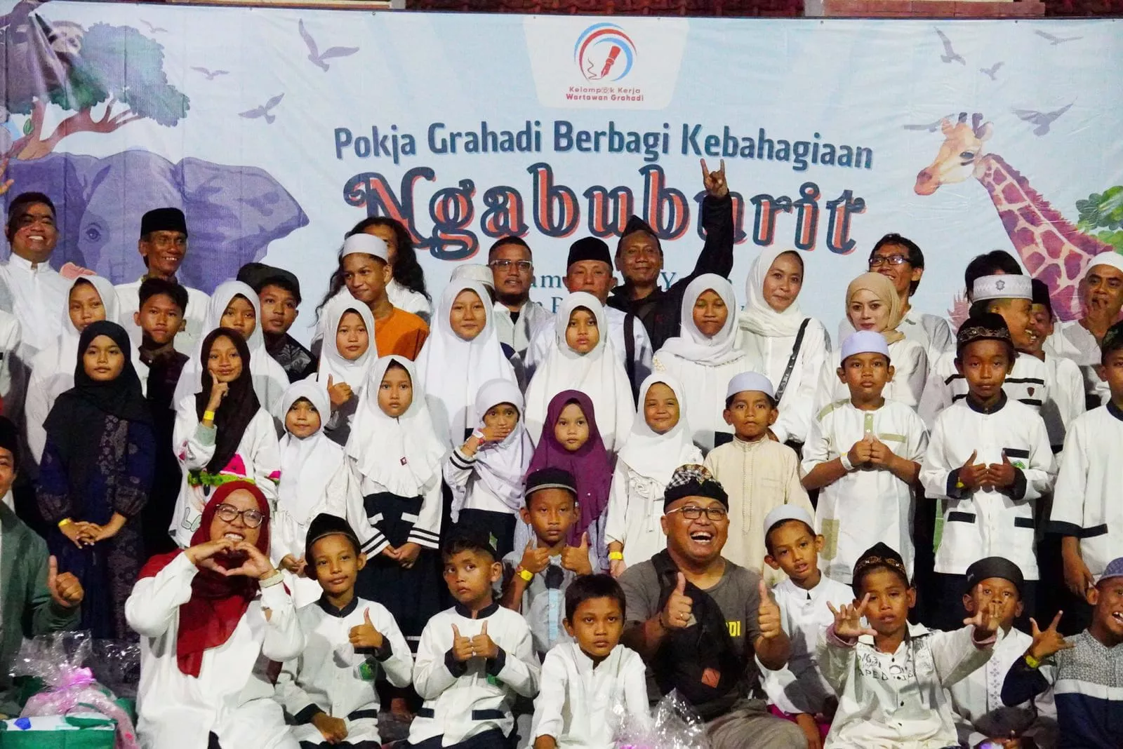 Ngabuburit Edukatif: Wartawan Grahadi Ajak Puluhan Anak Yatim Menjelajahi Kebun Binatang Surabaya
