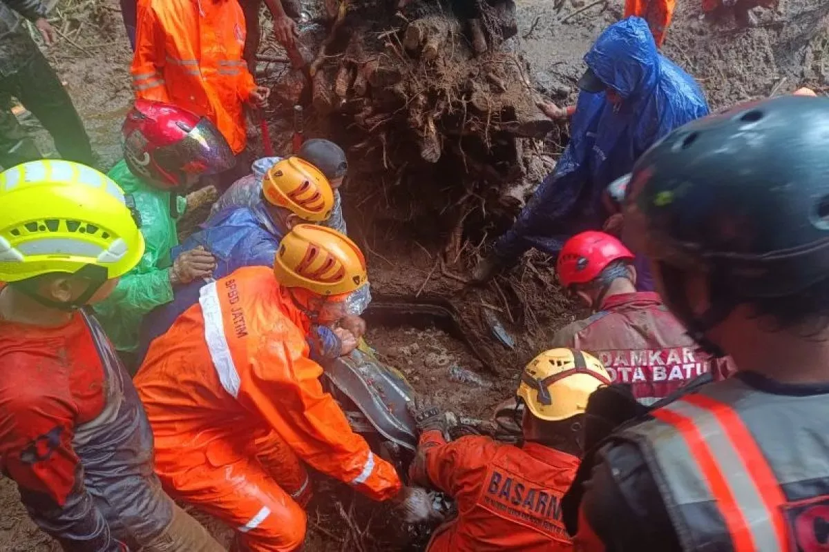 Tanah Longsor di Jalur Cangar, Tim SAR Surabaya Kerahkan Personel untuk Evakuasi