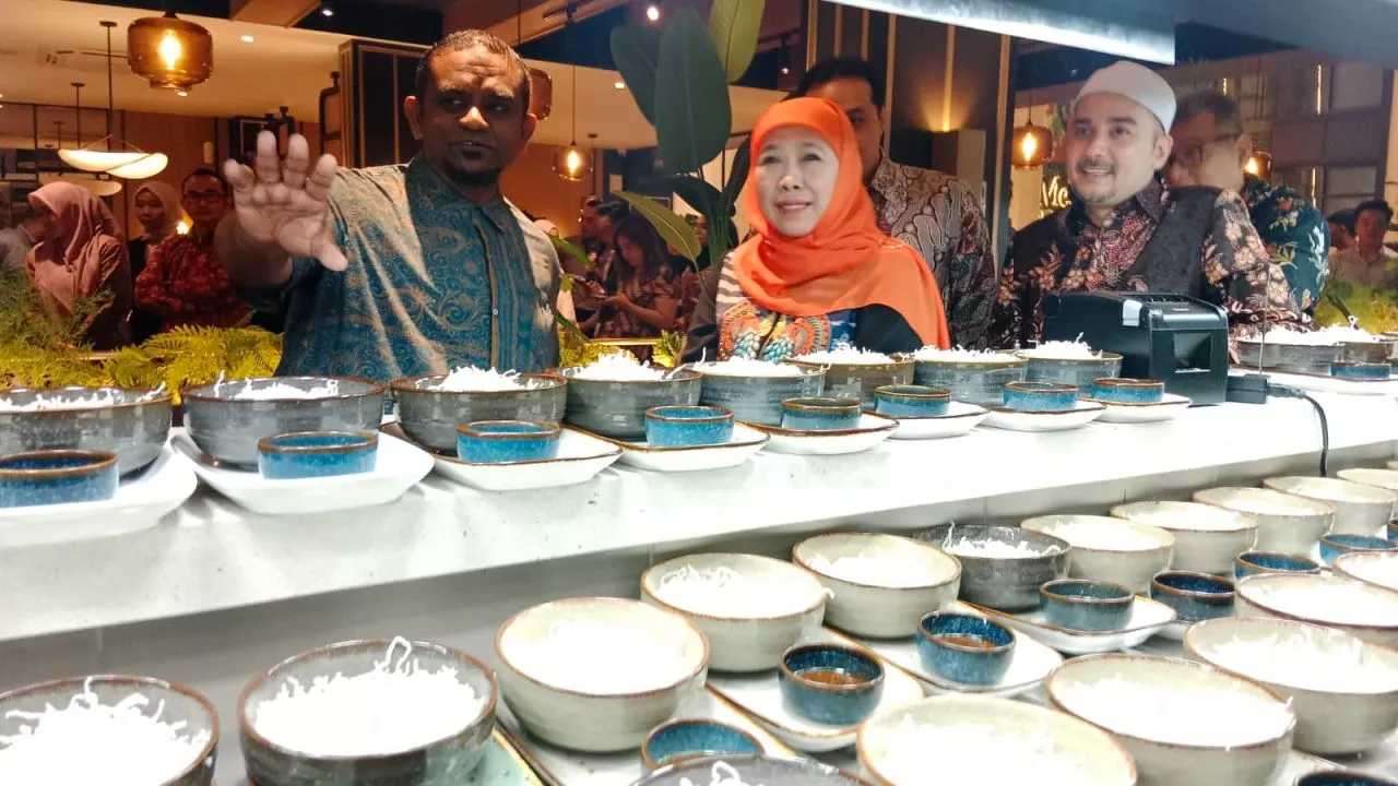 Khofifah Resmikan Me’nate Steak & Seafood, Tambah Referensi Kuliner Halal di Surabaya