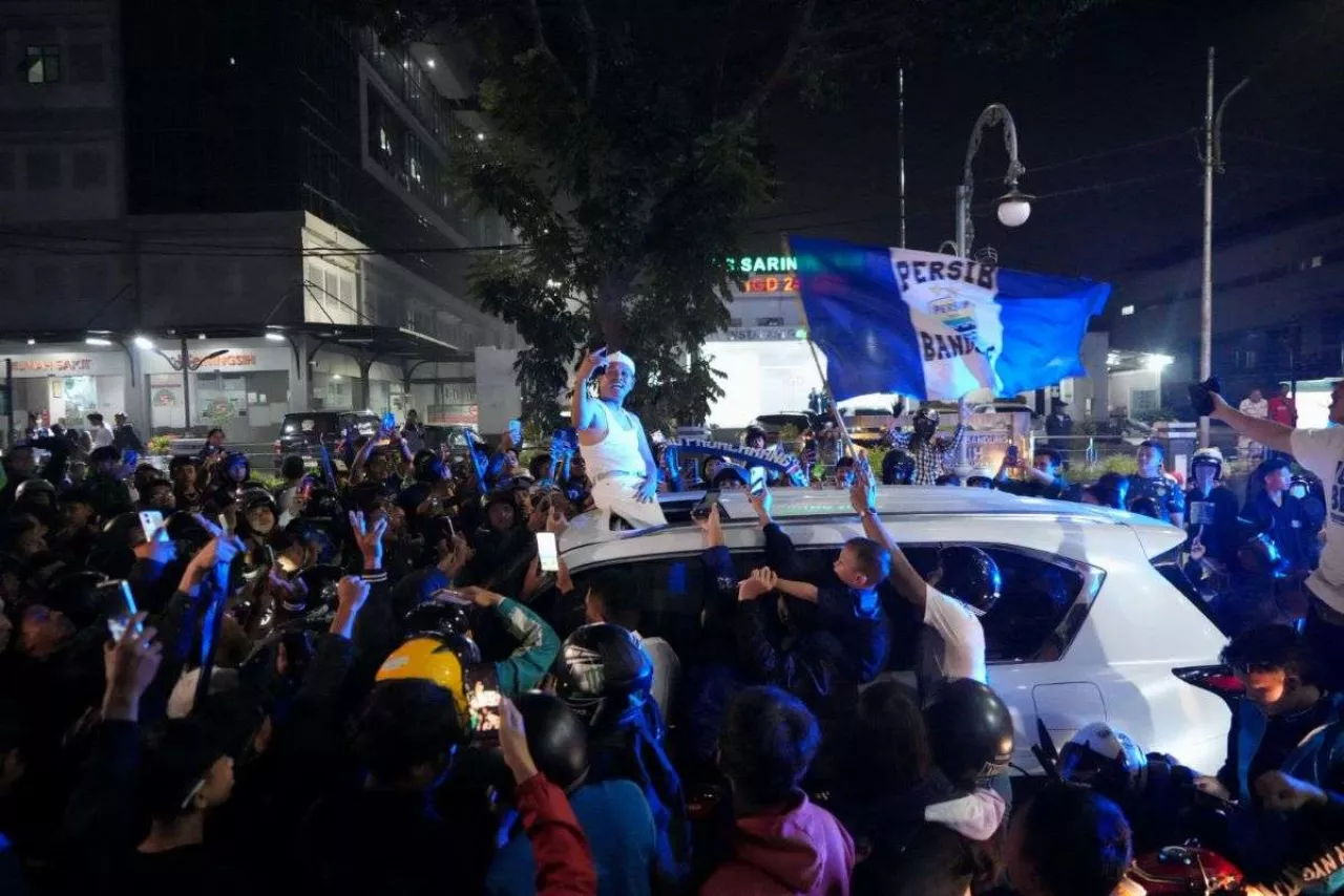 Persib Juara Lagi, Jawa Barat Bergemuruh: Gubernur Dedi Imbau Bobotoh Rayakan dengan Tertib