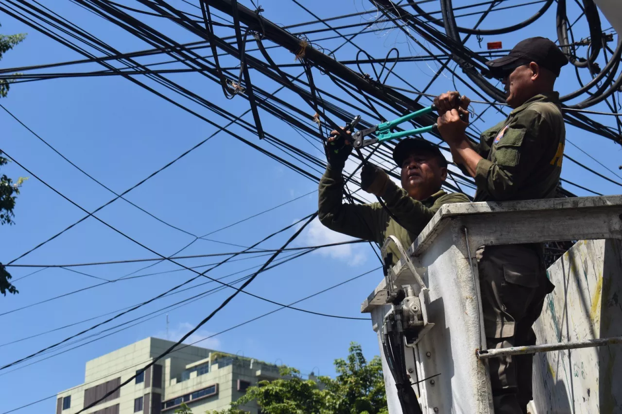 Pemkot Surabaya Tertibkan Puluhan Kabel Utilitas Tak Berizin di Lima Titik