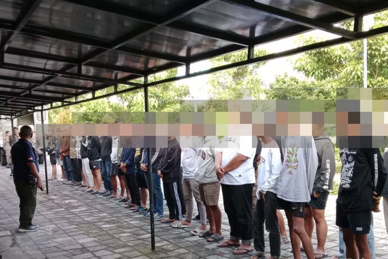 Pemkot Surabaya Amankan 44 Pemuda dalam Operasi Malam, Pesta Miras dan Vandalisme Disorot
