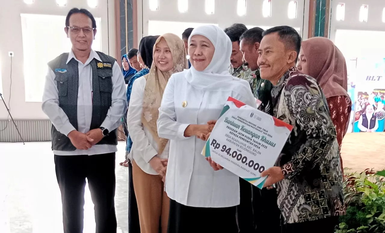Gubernur Jatim Salurkan Bansos Rp6,7 Miliar untuk Buruh Rokok dan Warga Bojonegoro
