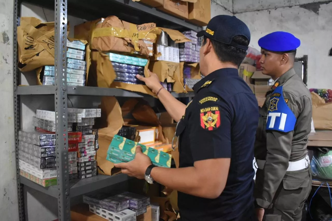 Operasi Gabungan Satpol PP dan Bea Cukai Sita Setengah Juta Batang Rokok Ilegal di Surabaya