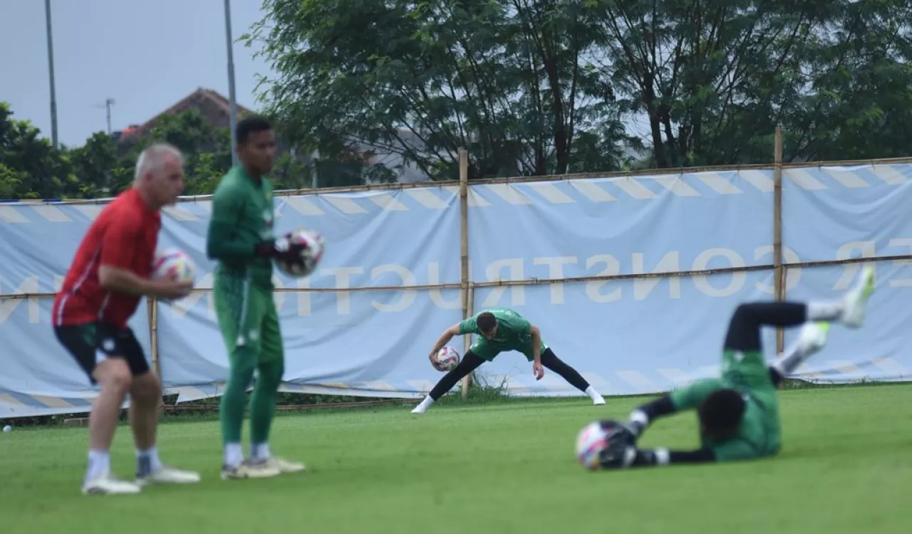 Przybek Awali Langkah di Persib, Latihan Perdana Disambut Antusias Rekan Setim