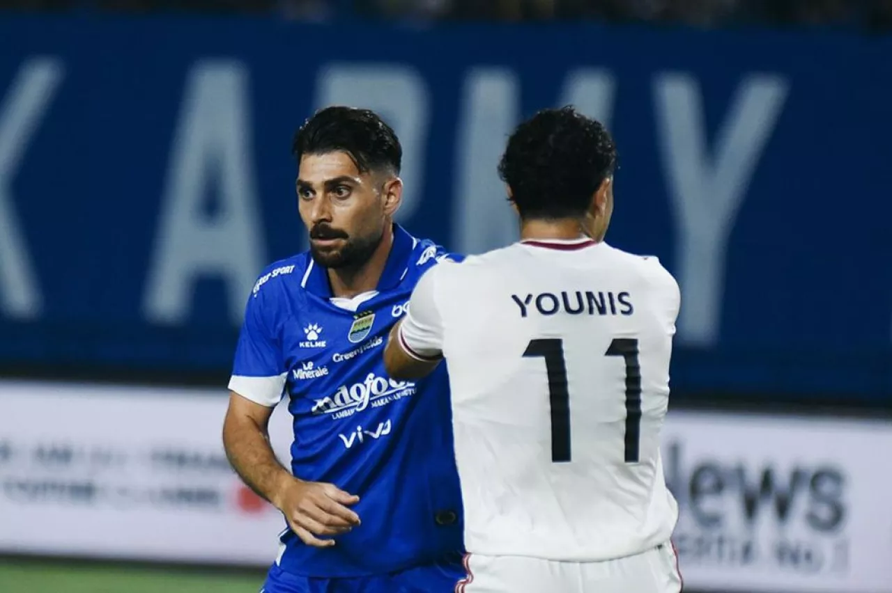 Frans Putros Jatuh Hati pada Jersey Biru: Warna Baru, Semangat Baru di PERSIB