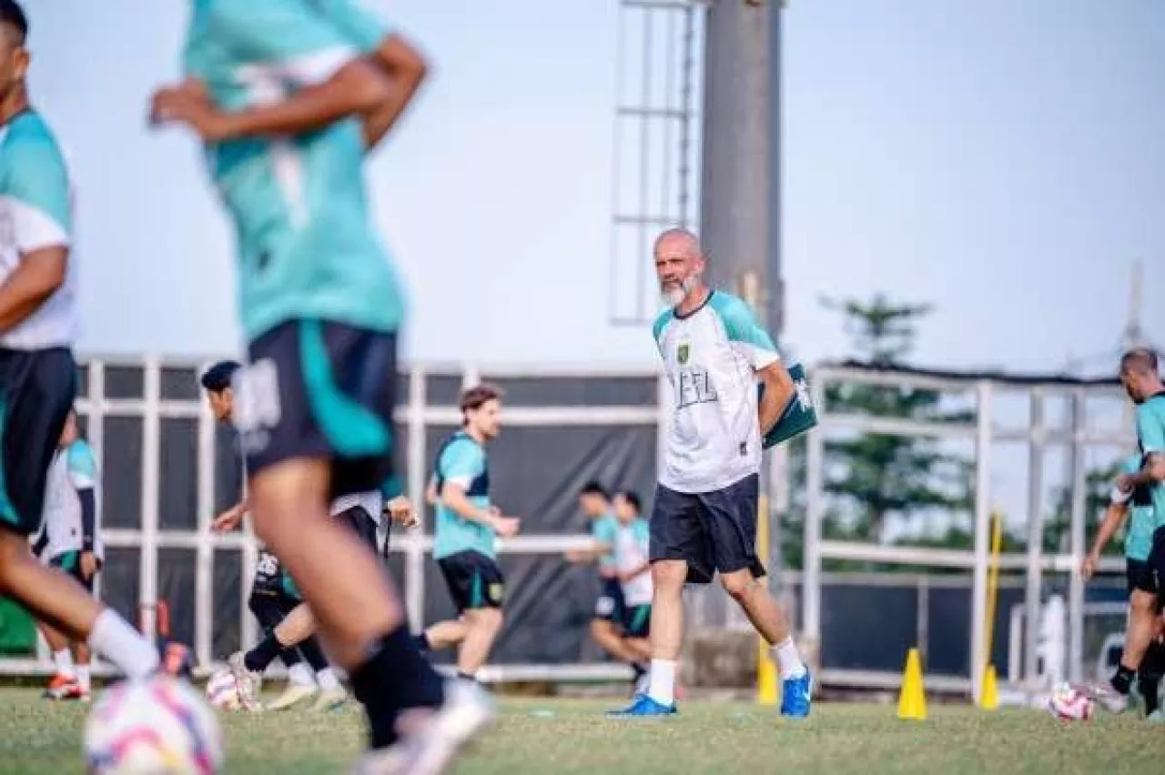 Eduardo Perez Belajar Bahasa Indonesia, Nikmati Rawon, dan Siap Bawa Persebaya Lebih Adaptif