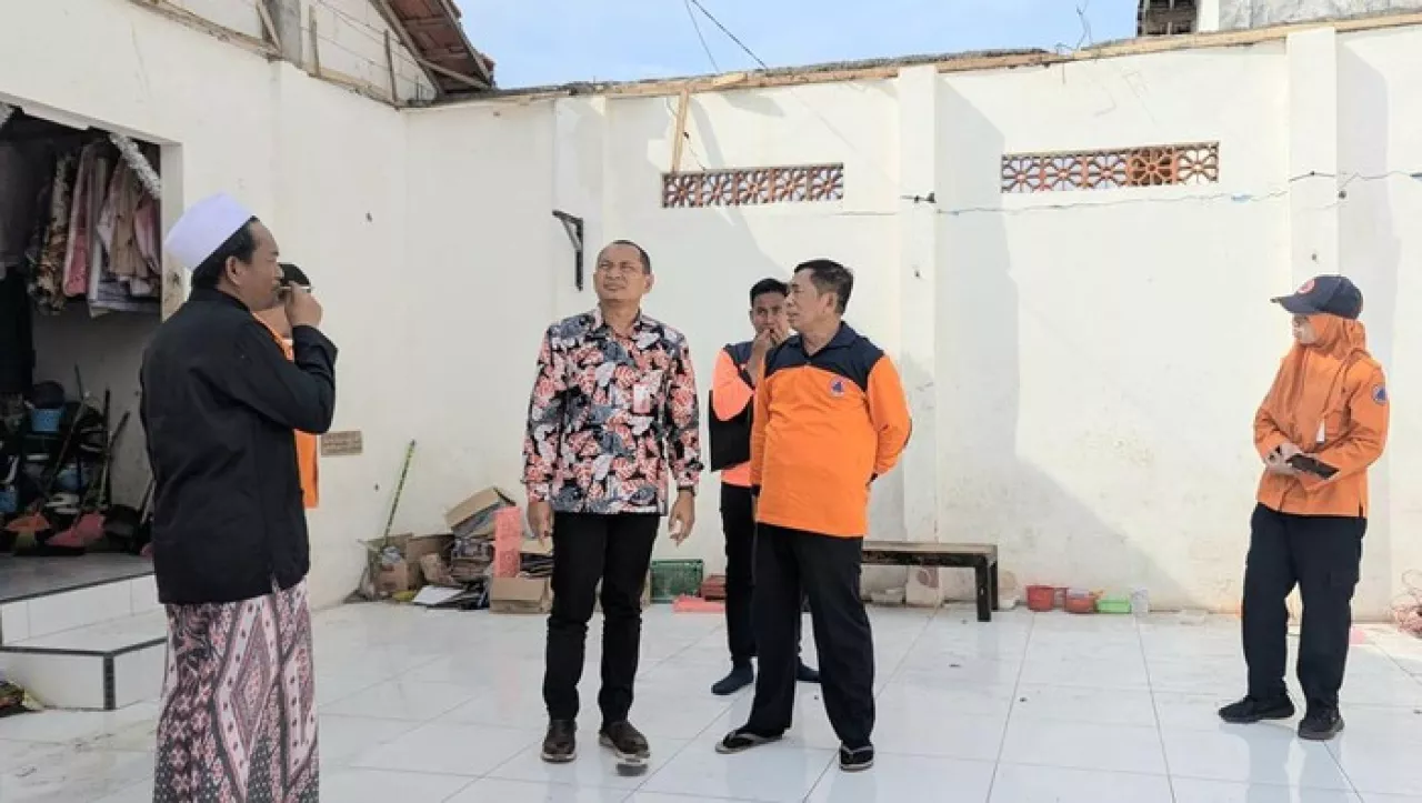 Tangguh di Tengah Duka: Pemprov Jatim Gerak Cepat Bantu Ponpes yang Tertimpa Musibah