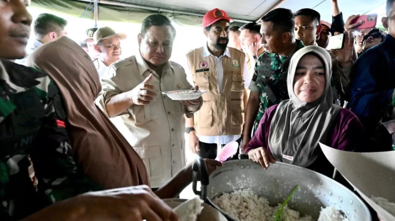 Presiden Prabowo Tinjau Pengungsian di Bireuen: “Sabar ya, Pemerintah Bergerak Cepat”