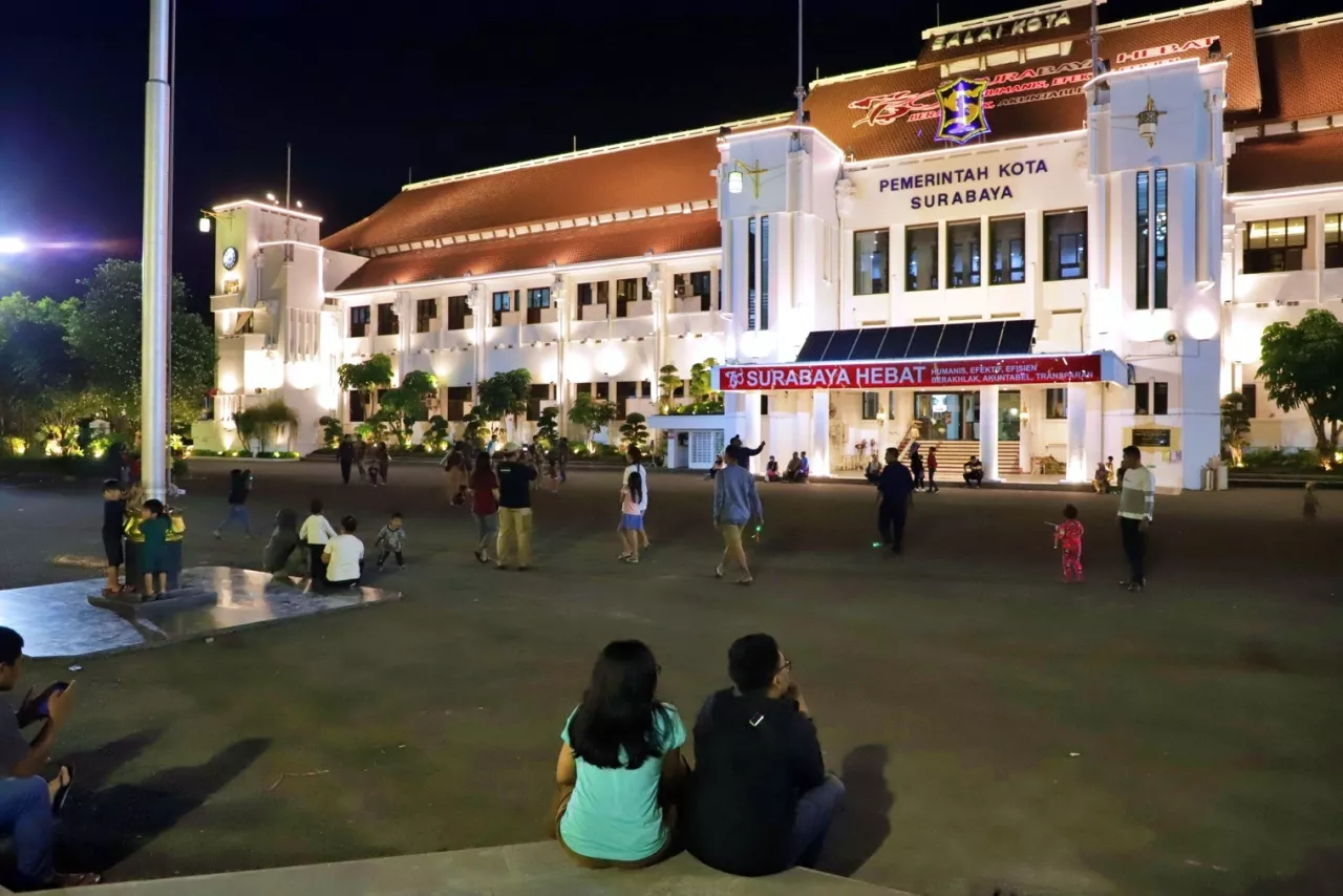Taman Surya Balai Kota Surabaya Kembali Hidup, Air Mancur dan Musik Akustik Sambut Akhir Pekan Warga