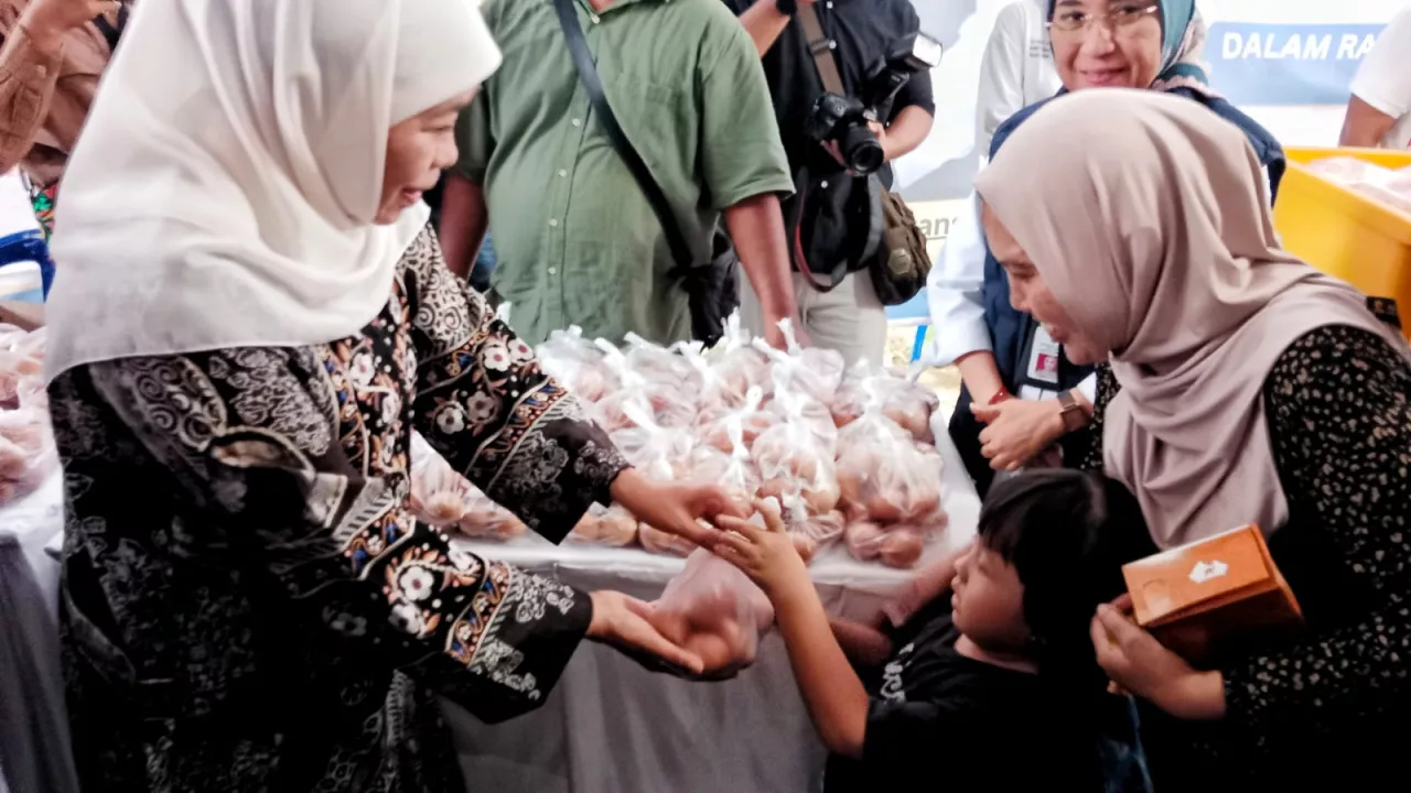 Gubernur Khofifah Tinjau Pasar Murah di Pamekasan, Upaya Tekan Inflasi dan Jaga Daya Beli Warga
