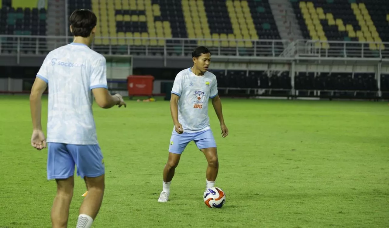 Adam Alis Siap Tempur di GBT, PERSIB Bidik Poin Penuh dari Persebaya