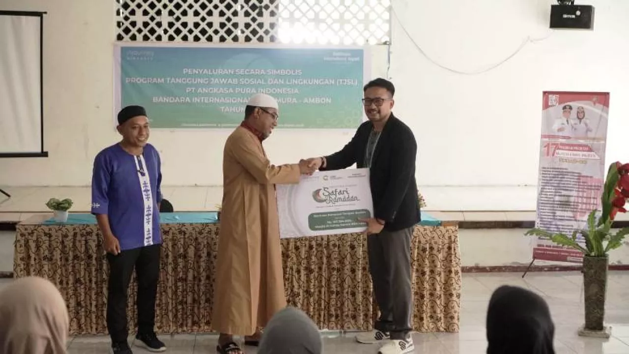Bandara Pattimura Ambon Salurkan Bantuan Safari Ramadhan untuk Warga Negeri Laha