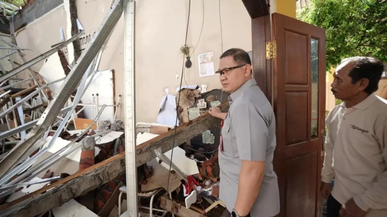 Disdik Jatim Gerak Cepat Tangani Ambruknya Atap Kelas SMKN 1 Ampelgading