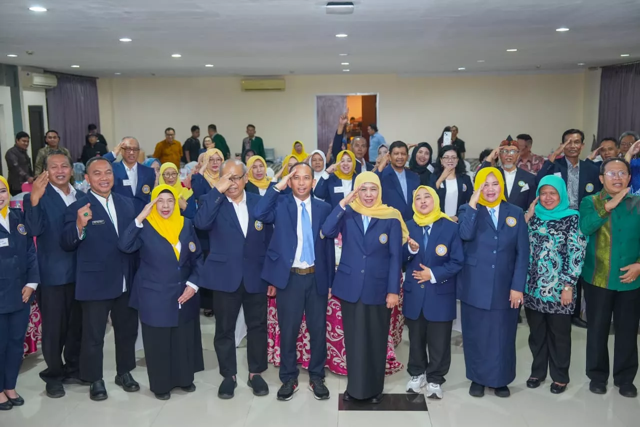 Khofifah Indar Parawansa Lantik IKA UNAIR Jateng, Soroti Pemerataan Dokter Spesialis