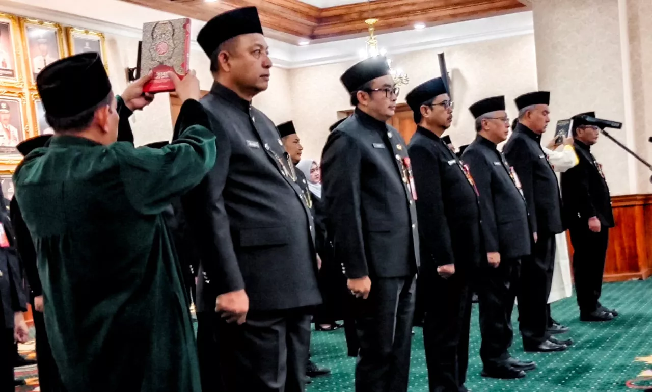 Khofifah Lantik Enam Pejabat, Dorong Birokrasi Jatim Makin Adaptif dan Transparan