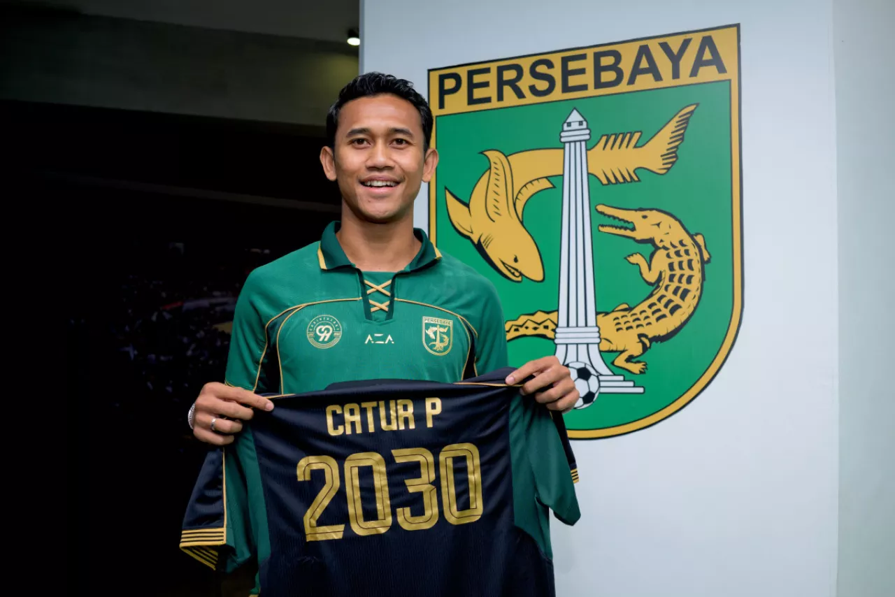 Arief Catur Perpanjang Kontrak Empat Musim, Persebaya Kunci Bek Andalan untuk Proyek Jangka Panjang