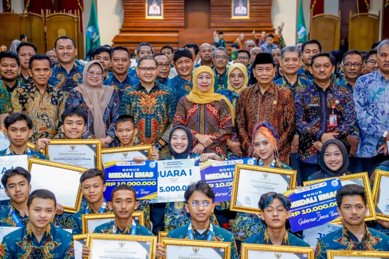 Jatim Pertahankan Juara Umum LKS Nasional, Khofifah: Bukti Kualitas Vokasi Terbaik