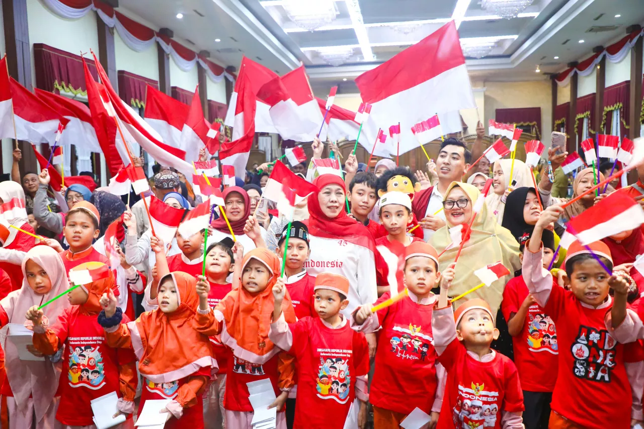 Hormat dari Balik Pagar Grahadi, Anak-anak Diundang Khofifah Rayakan Kemerdekaan