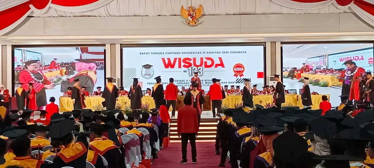 Untag Surabaya Wisuda 1.958 Lulusan, Dorong Alumni Berkarya untuk Bangsa dan Berdampak bagi Dunia