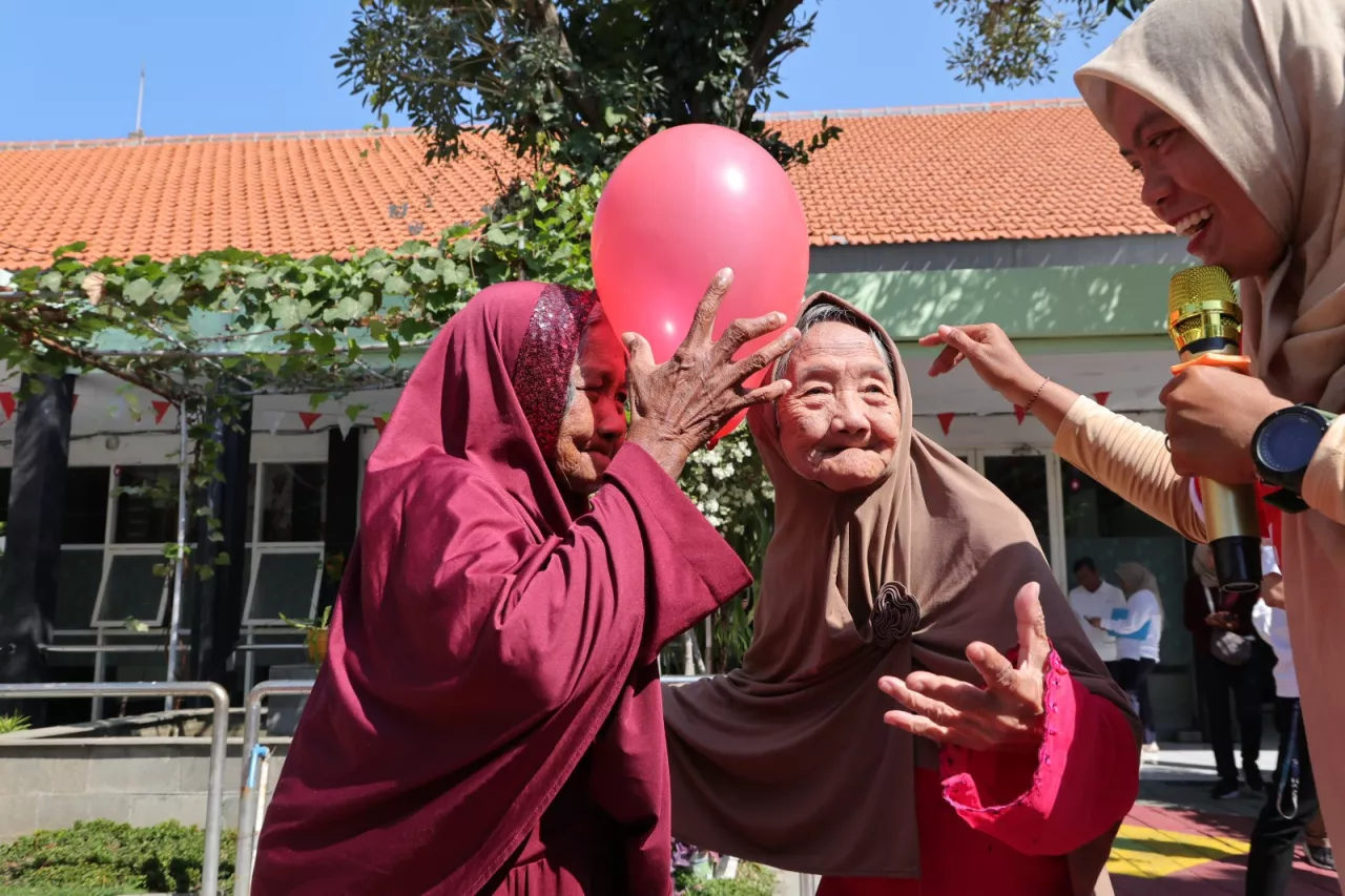Lansia Griya Wreda Semarakkan HUT RI dengan Lomba Agustusan