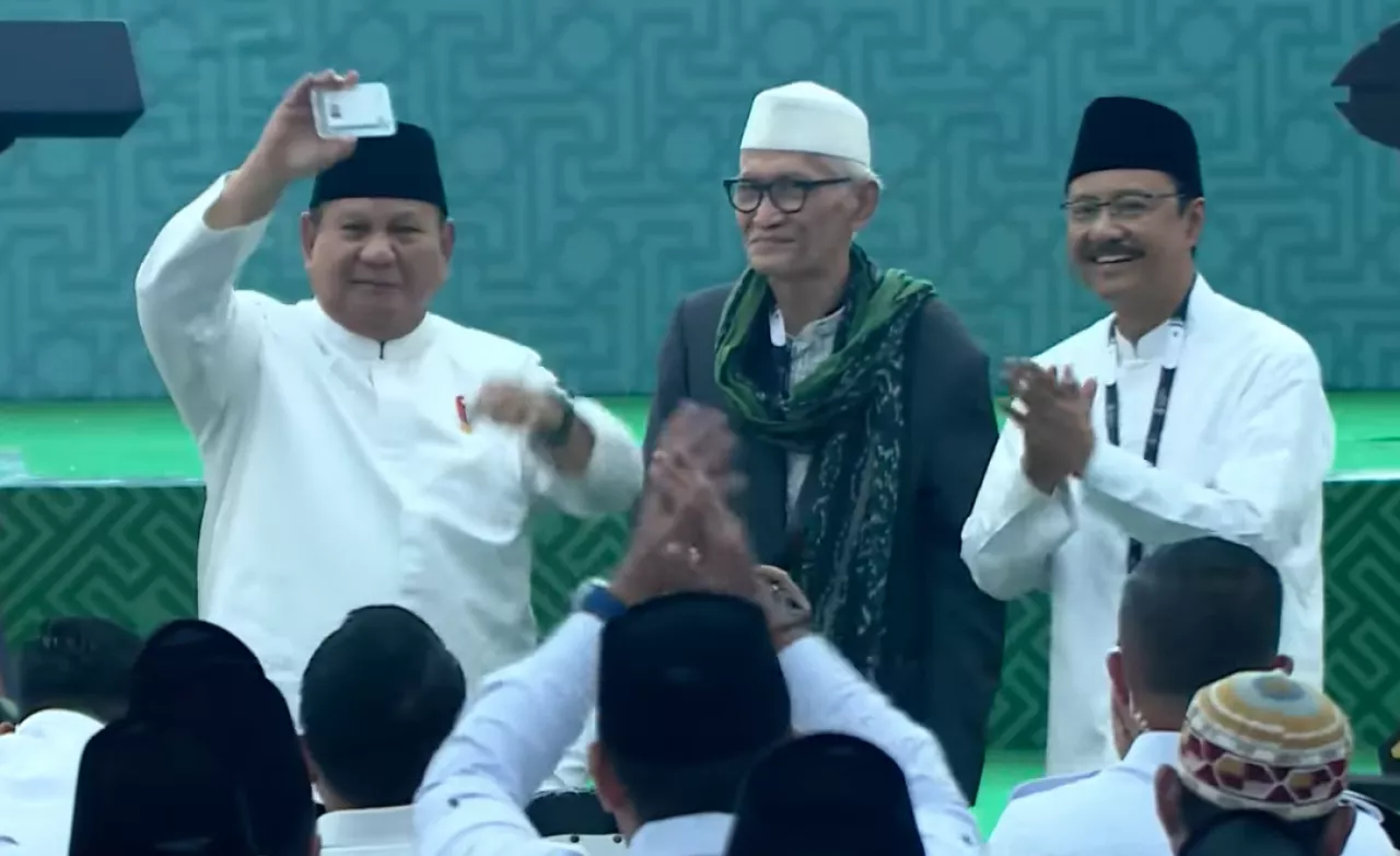 Prabowo Terima KartaNU di Penutupan Muktamar ke-35 NU, Sebut Anggota Seumur Hidup sebagai Kehormatan