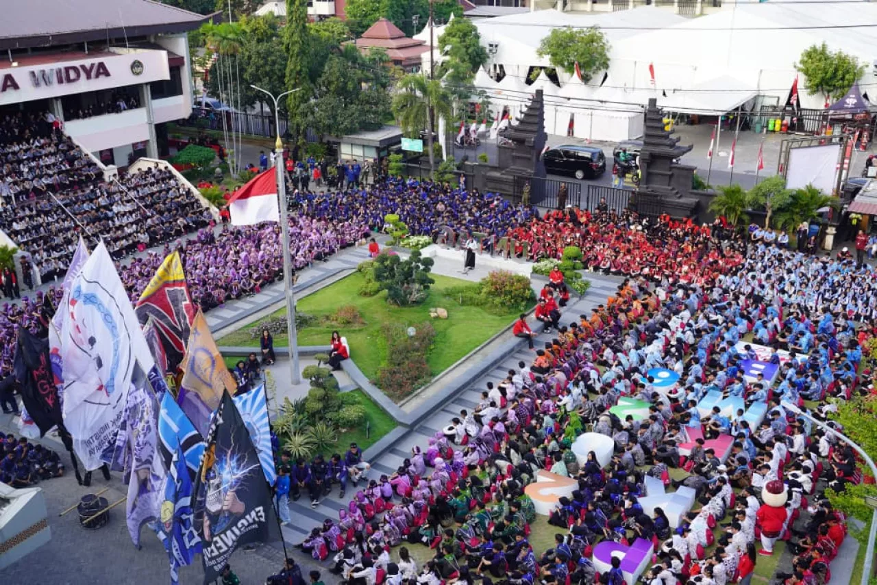 Tak Hanya Kenal Kampus, PKKMB Untag Surabaya Ajarkan Gotong Royong dan Empati