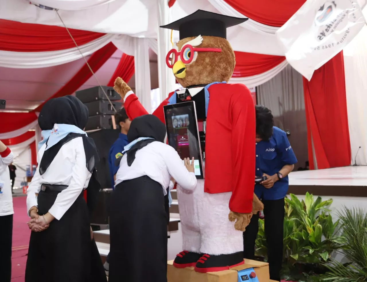 Bukan Robot Biasa! Owly di Untag Surabaya Bisa Jawab Pertanyaan hingga Baca Ekspresi Wajah