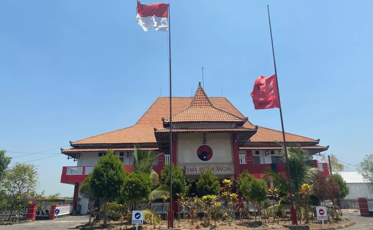 PDI Perjuangan Magetan Kibarkan Bendera Setengah Tiang, Kenang Perjuangan Guruh Soekarnoputra
