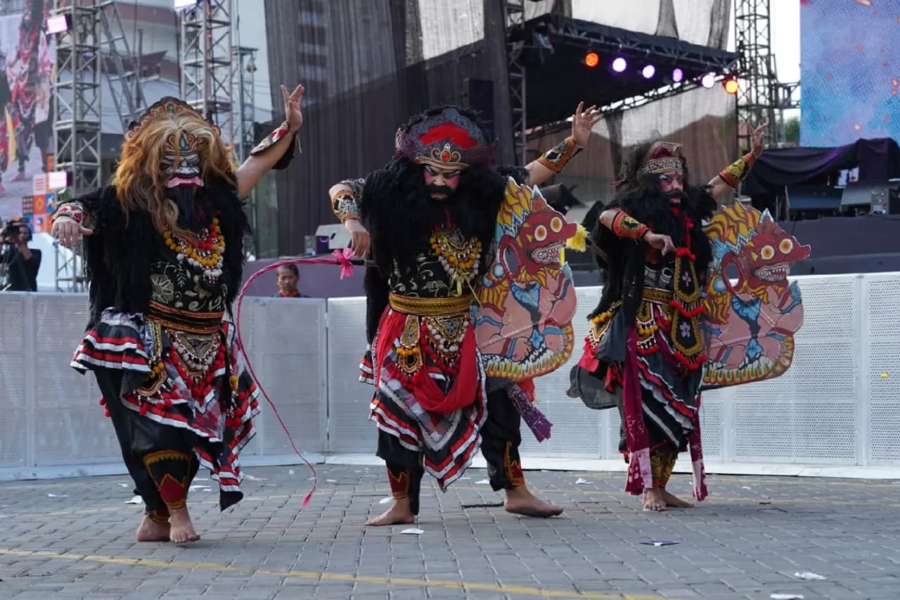 Jaranan Buto Jadi Cara Untag Surabaya Kenalkan Budaya Lokal kepada Ribuan Mahasiswa Baru