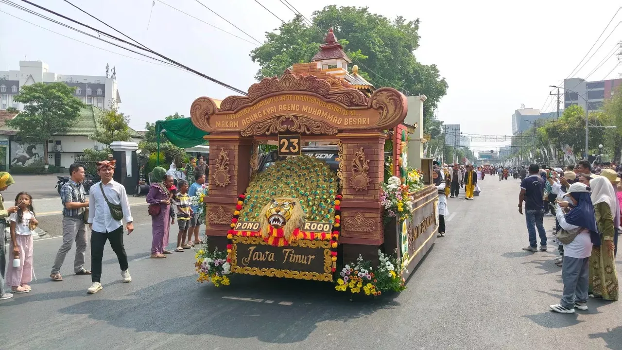 Mobil Hias Jatim Bawa Jejak Tegalsari di Pawai Ta'aruf MTQ Nasional